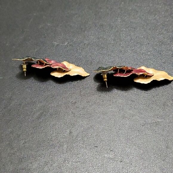 Gold tone leaf earrings - Picture 5 of 6